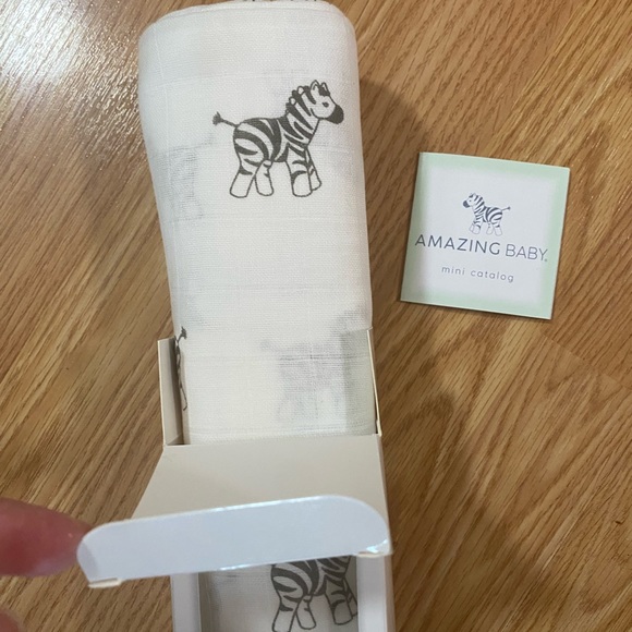 Amazing Baby Muslin Swaddle Blanket White Black Zebra - Picture 3 of 9